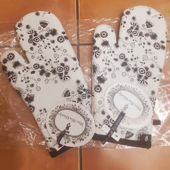 NWT Set of 2 Miss Blackbirdy Oven Mitts - Picture 2 of 3